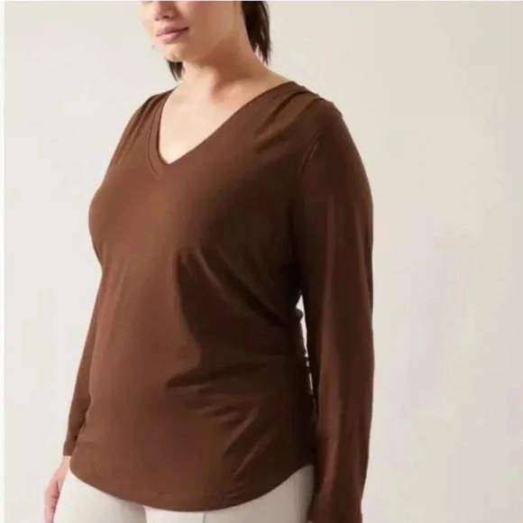 NWT Athleta Outbound V-neck Top Plus 3X Mahogany Brown Long Sleeve Tee - Picture 1 of 9